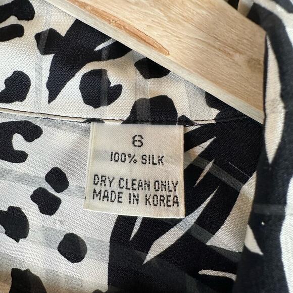 Silk Black and White Monochromatic Floral Botton Up Blouse Womens Size 6 Flowy - Picture 10 of 16